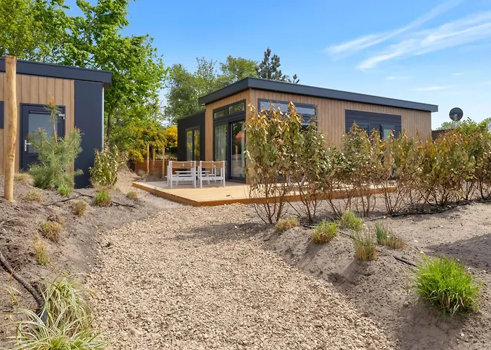 Beachvibe huisje met zandtuin vlakbij zee VP091